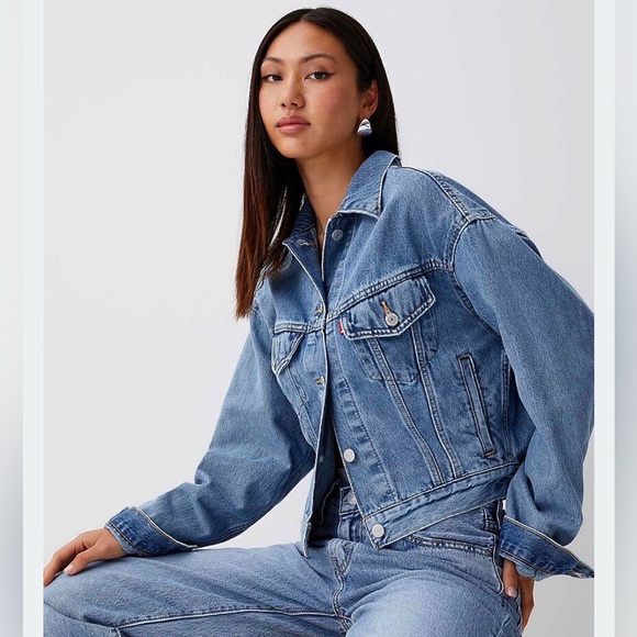 Levi's Jackets & Blazers - Levi's Cropped Barrel Blue Jean Jacket.